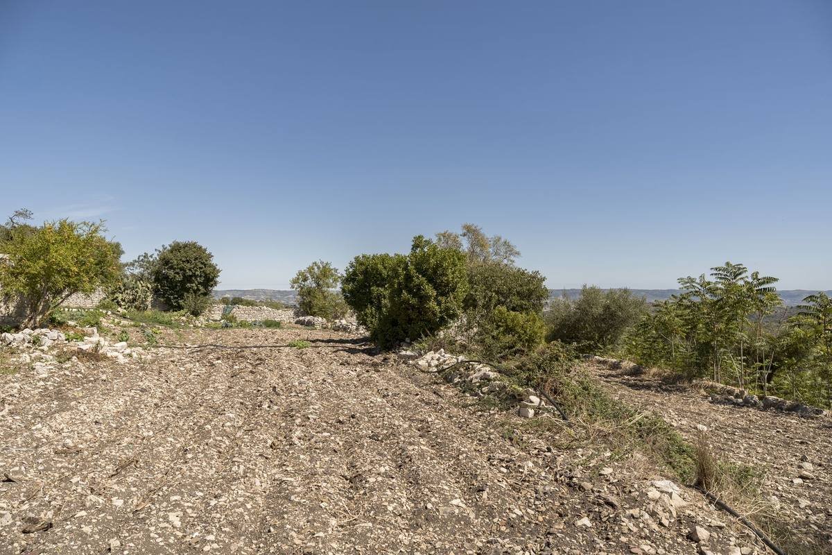 Sentiero di campagna tra i muretti a secco degli Iblei