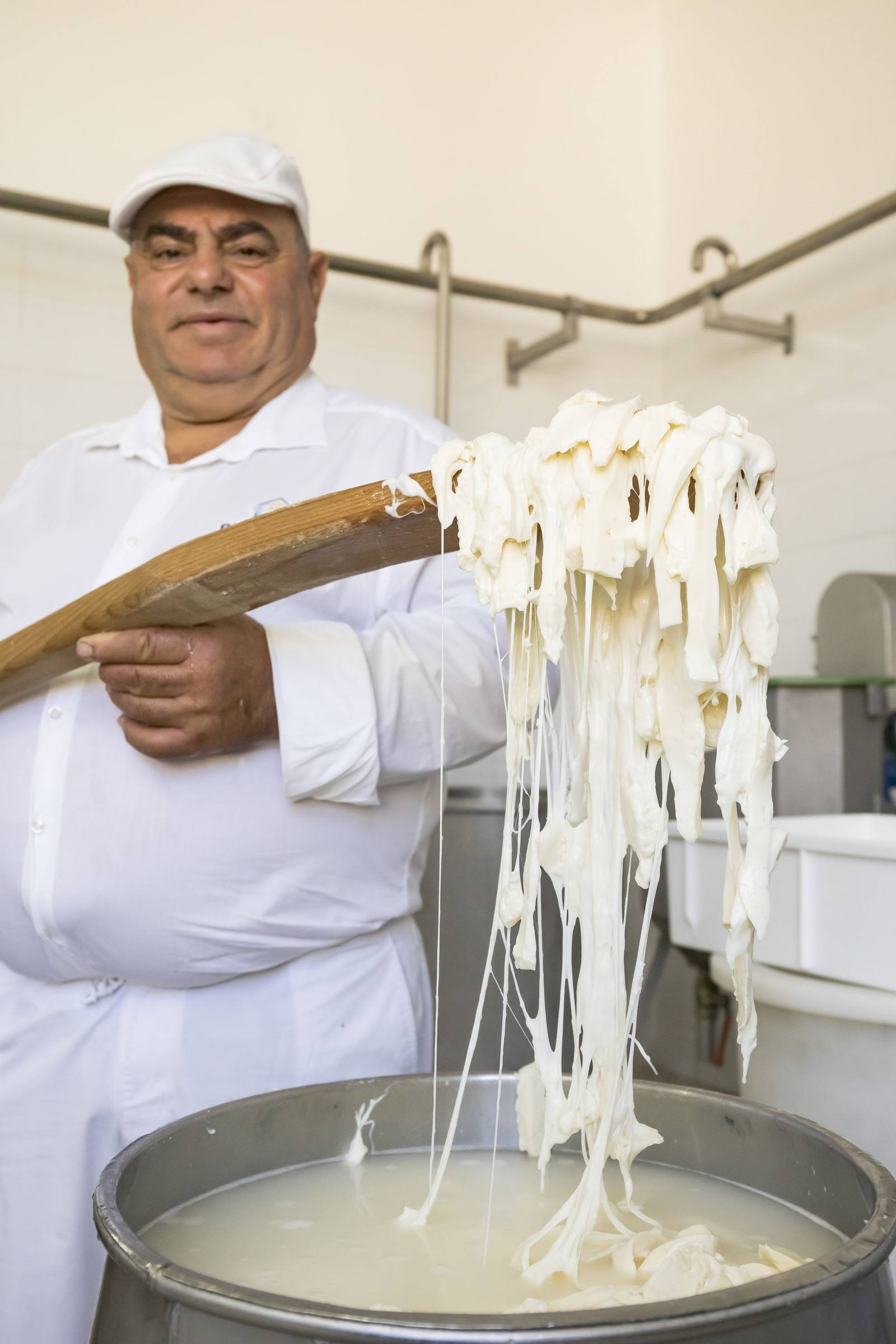 Marcello Cannata fila il formaggio a mano nella caldaia