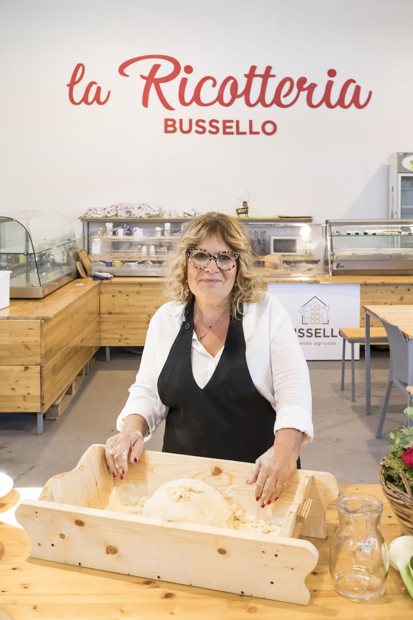 Pina stende la sfoglia sulla tavola di legno a La Ricotteria