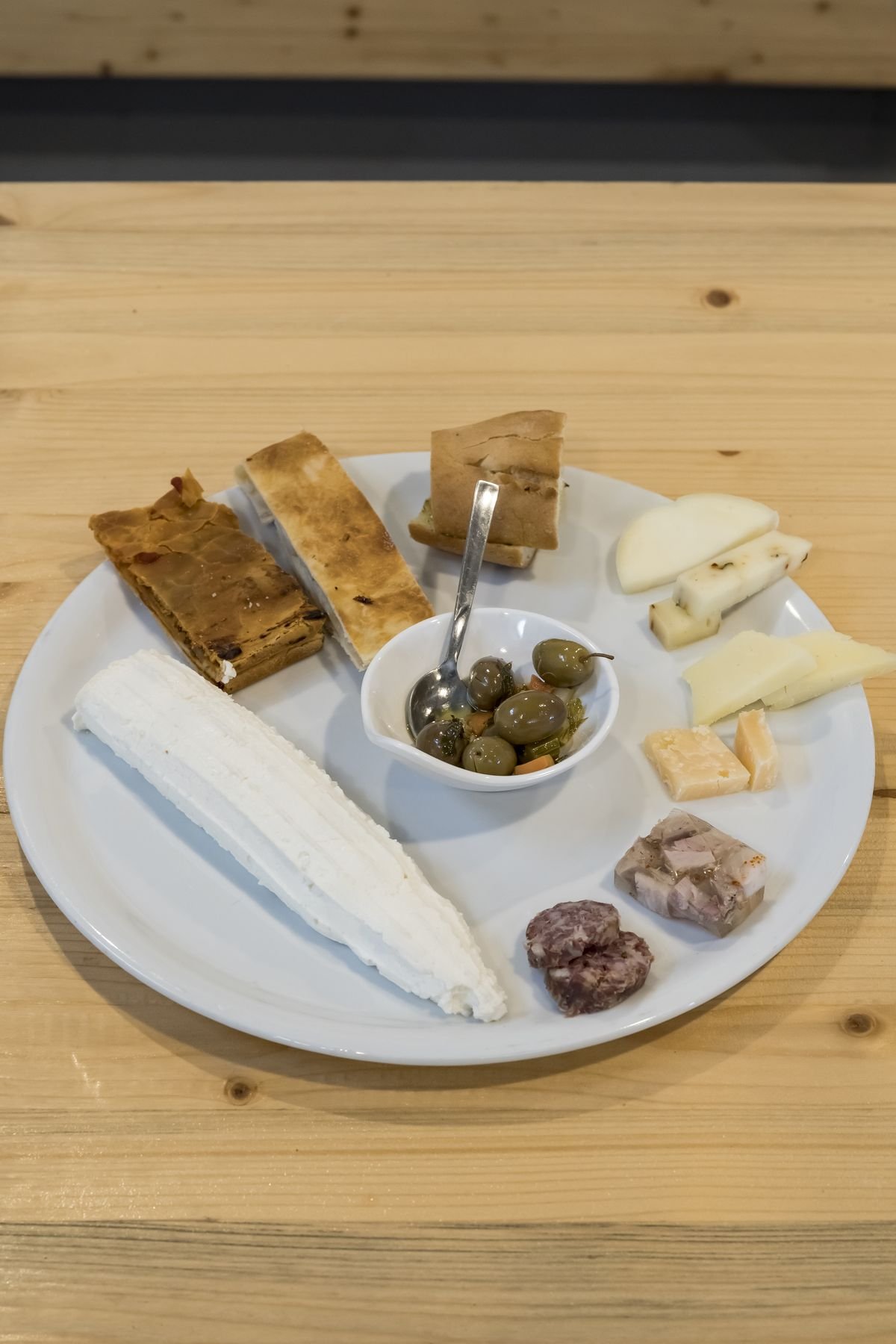 Antipasto siciliano con tuma, olive e salumi