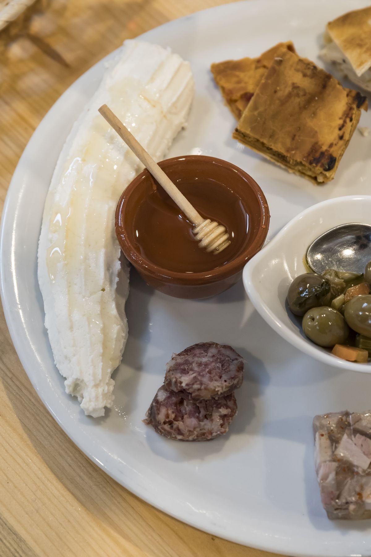 Piatto di ricotta fresca con miele e salumi