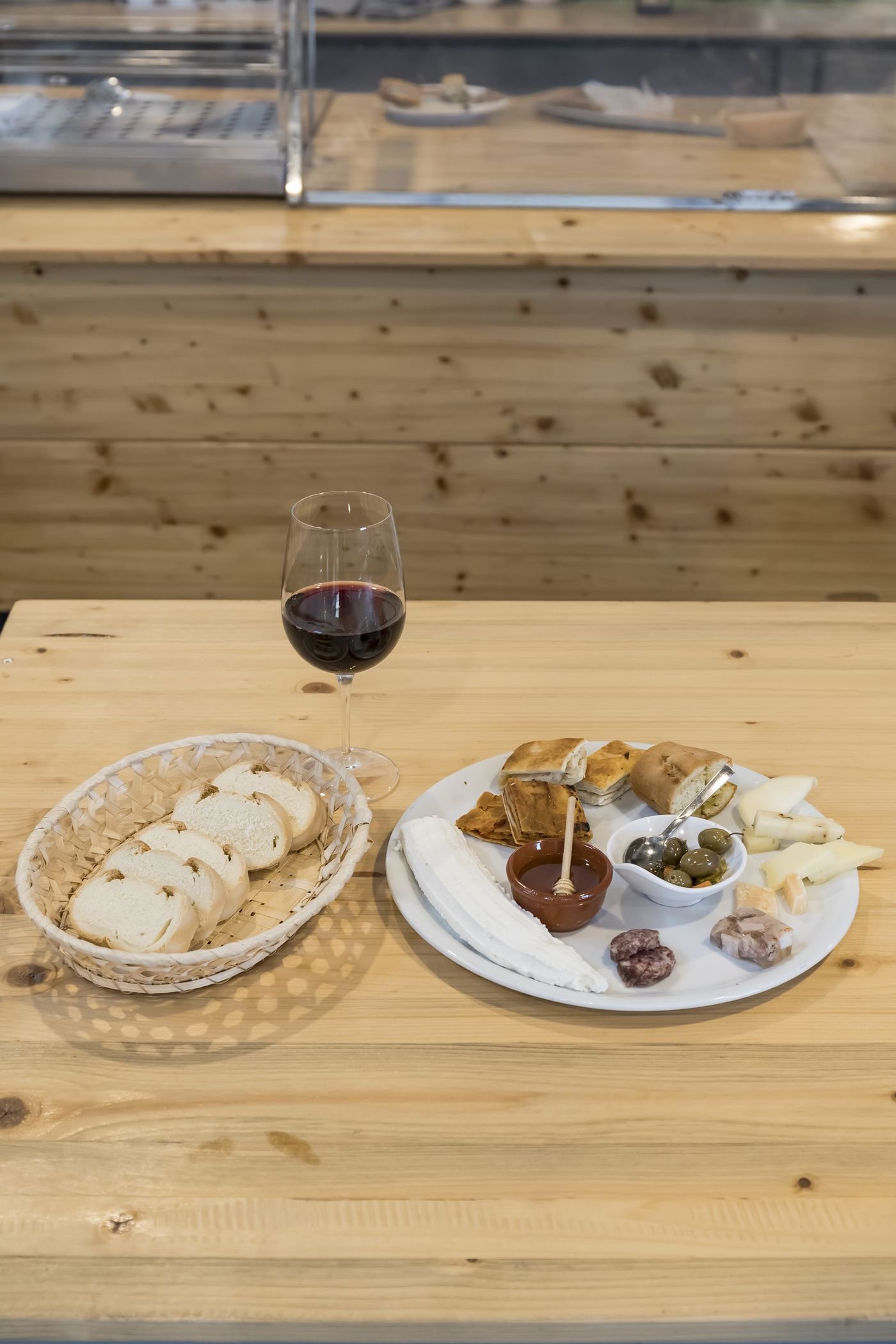 La sala de La Ricotteria con i tavoli in legno