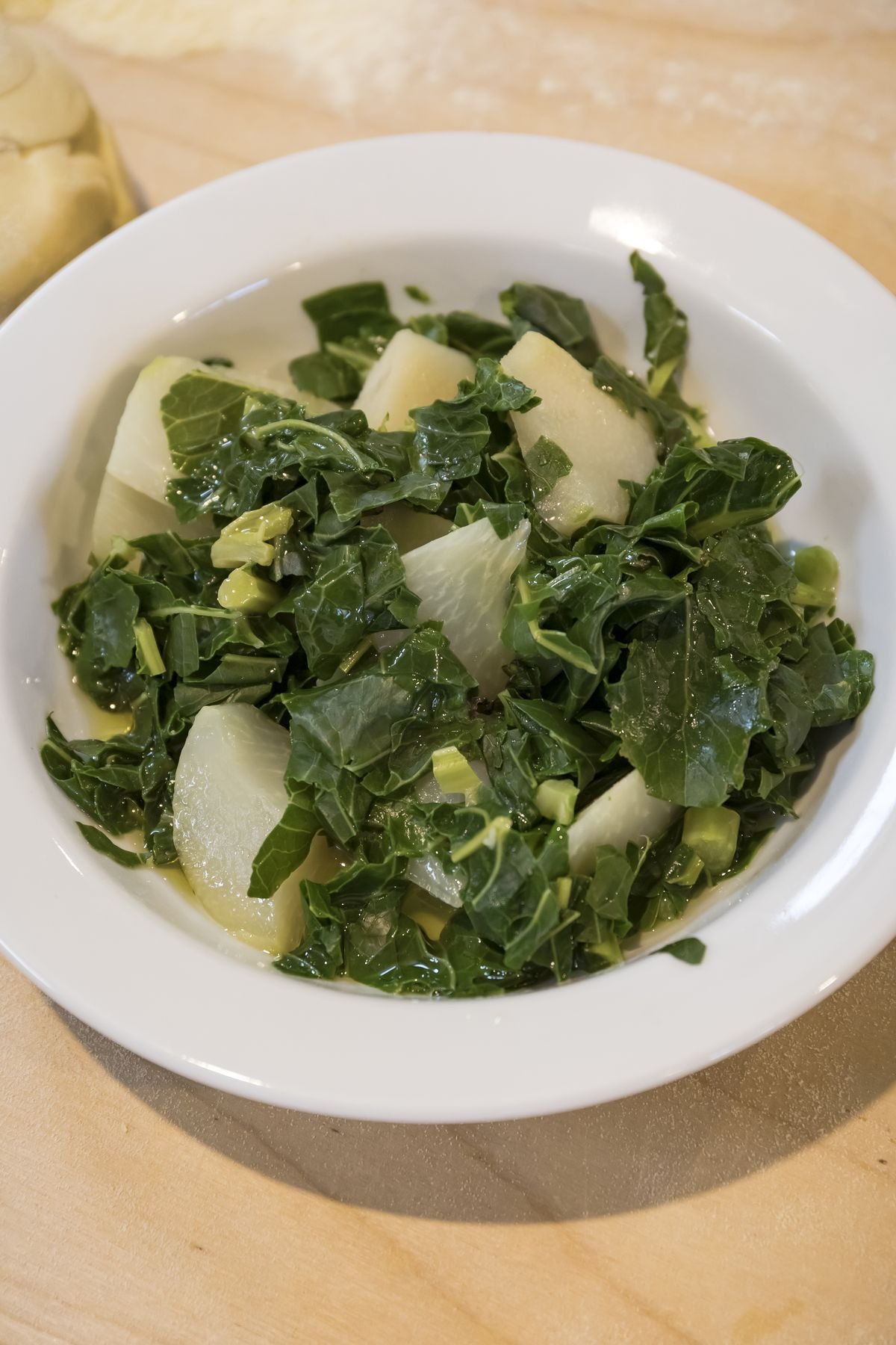Piatto di verdure di campo con patate